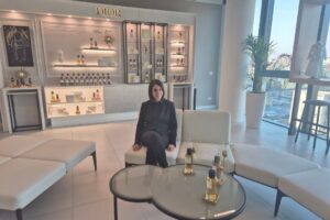 Eleonora Monoscalco, interprete italiano inglese a Milano durante un incarico di traduzione simultanea e consecutiva per Dior 