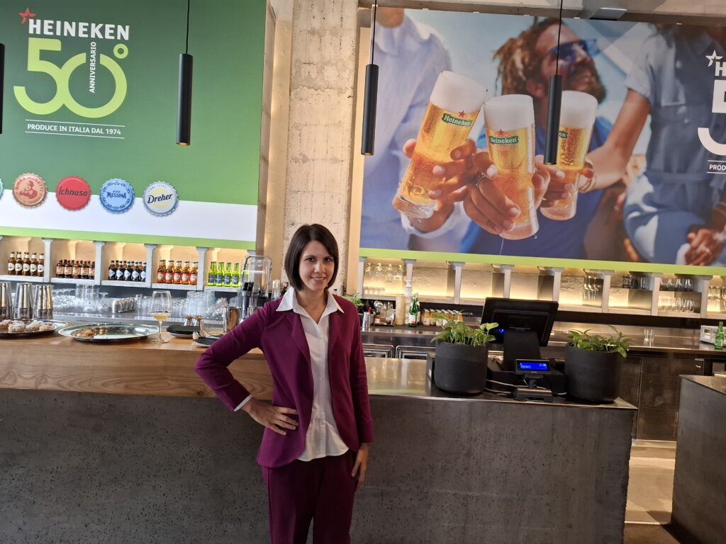 Eleonora Monoscalco, interprete inglese italiano a Milano durante un incarico di interpretariato simultaneo in inglese per Heineken Italia