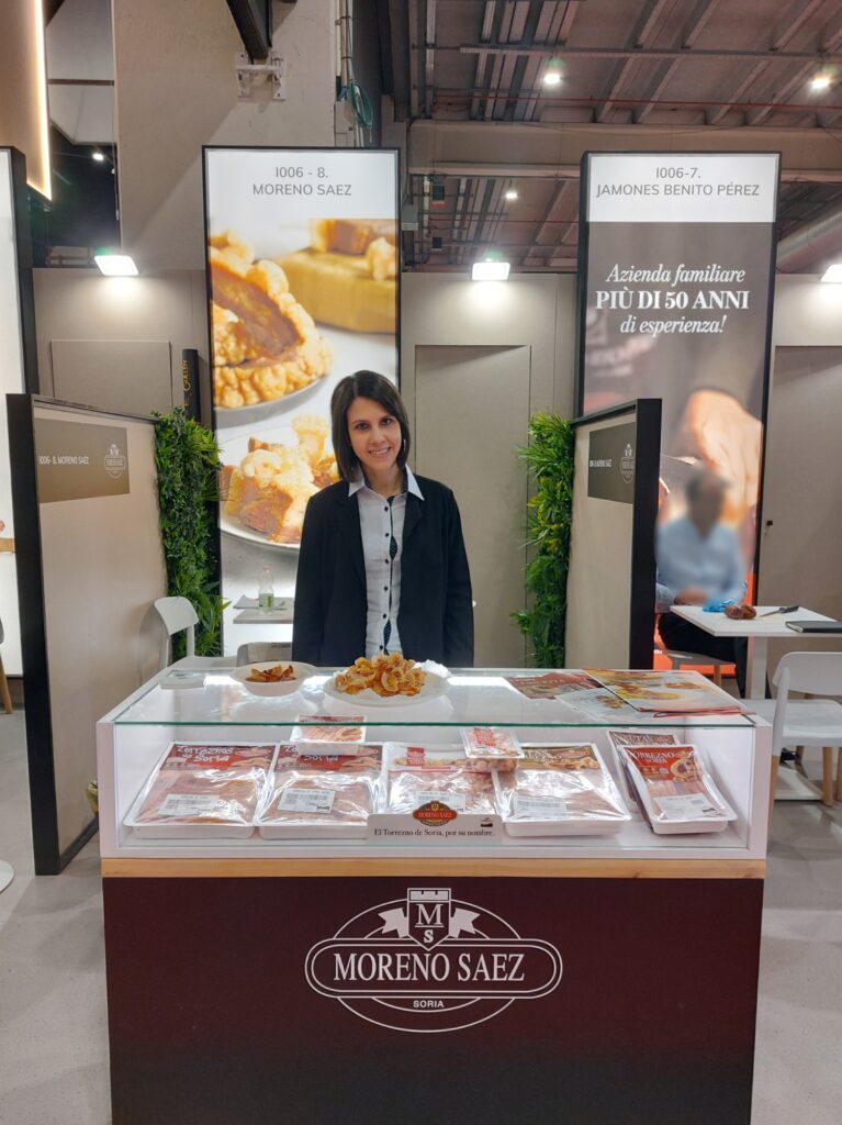 Eleonora Monoscalco, interprete per fiera Parma italiano-spagnolo presso Cibus 2024 per conto di un’azienda spagnola