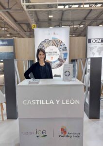 Eleonora Monoscalco, interprete per fiere a Milano di inglese, italiano e spagnolo. Nella foto sta svolgendo un servizio di interpretariato di trattativa b2b in fiera verona