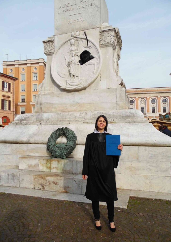 Eleonora Monoscalco si è laureata a Forlì in Interpretariato di Conferenza. Oggi lavora come traduttore e interprete a Milano per le lingue inglese, spagnolo e italiano