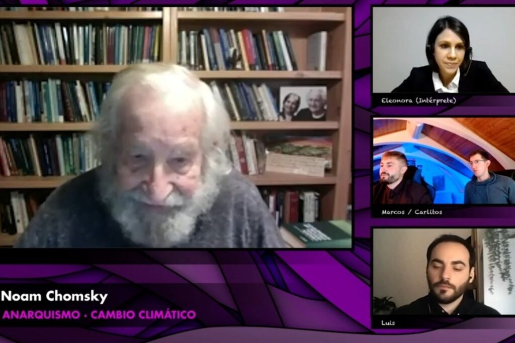 Eleonora Monoscalco, interprete professionista mentre svolge un interpretariato da remoto in consecutiva in inglese per un’intervista con Noam Chomsky