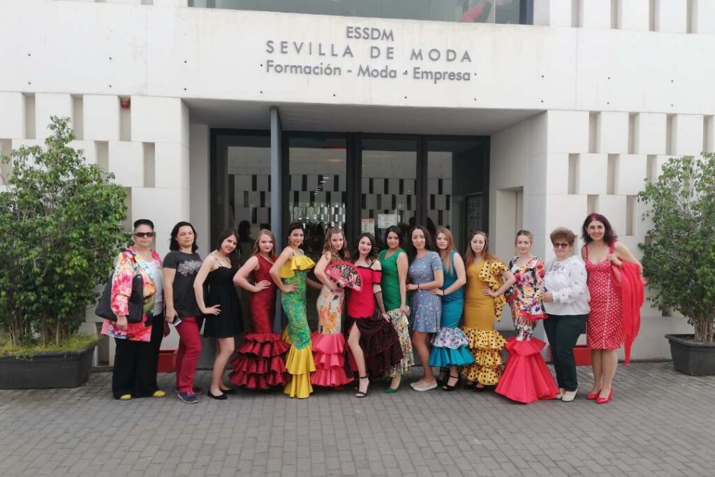 Eleonora Monoscalco, interprete turistico di inglese e spagnolo a Milano. Nella foto, è intenta a tradurre durante un evento internazionale organizzato dalla scuola di moda Sevilla de Moda a Siviglia.