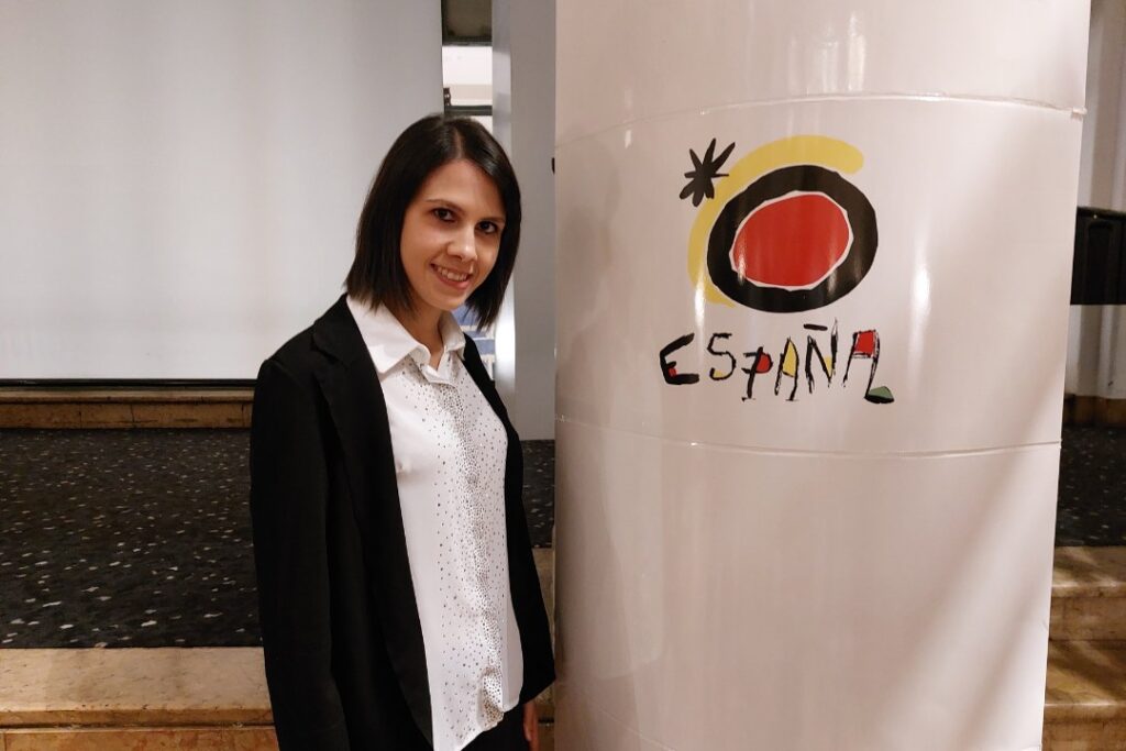 Eleonora Monoscalco, interprete di turismo a Milano mentre svolge un incarico di traduzione simultanea italiano spagnolo per Tour España, durante la presentazione delle 15 città spagnole patrimonio dell'UNESCO.