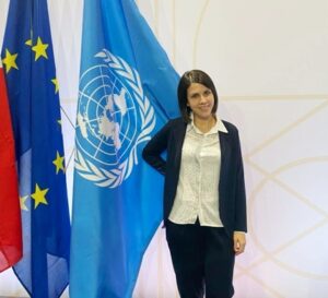 Eleonora Monoscalco, traduttrice e interprete a Milano mentre esegue una traduzione simultanea inglese spagnolo per un evento organizzato dalle Nazioni Unite a Malta