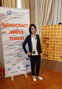 Eleonora Monoscalco, interprete professionista mentre svolge un servizio di interpretariato simultaneo inglese-italiano a Brescia