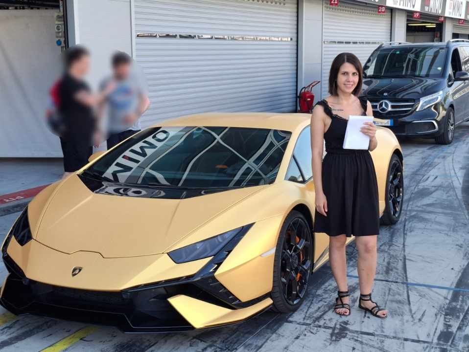 Eleonora Monoscalco, interprete di trattativa inglese italiano per un evento organizzato a Monza e Milano in collaborazione con Lamborghini