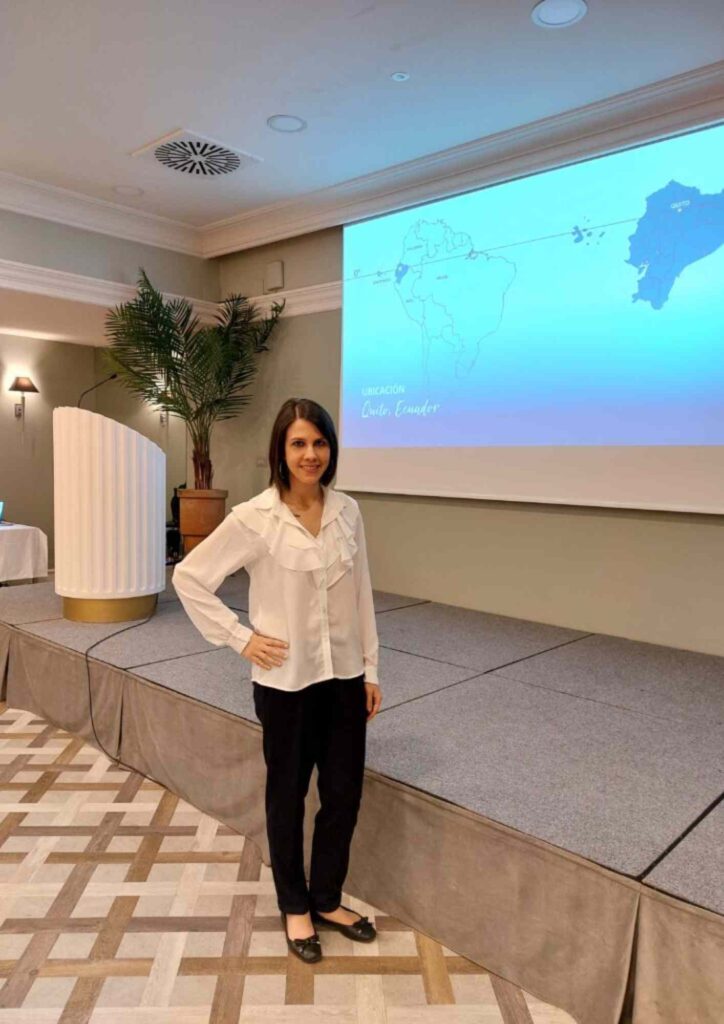 Eleonora Monoscalco, interprete turistico di spagnolo a Roma mentre esegue un interpretariato consecutivo per Visit Quito in presenza dei sindaci delle città di Quito (Ecuador) e Roma.