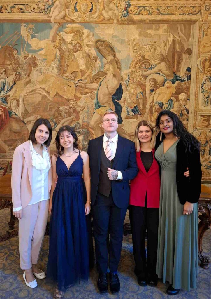 Eleonora Monoscalco, interprete per matrimonio a Milano mentre svolge un servizio di interpretariato inglese-italiano per una coppia di sposi italo-britannica presso il Comune di Milano.