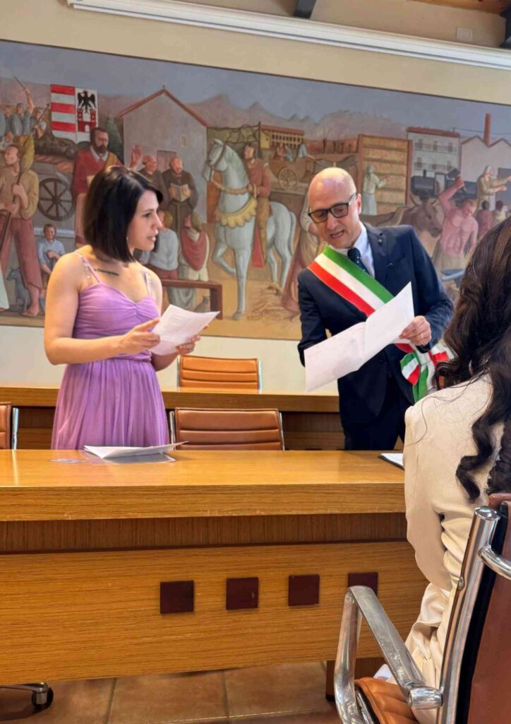 Eleonora Monoscalco, interprete per matrimoni sul lago di Como e a Milano mentre svolge un servizio di interpretariato inglese-italiano per una coppia di sposi stranieri