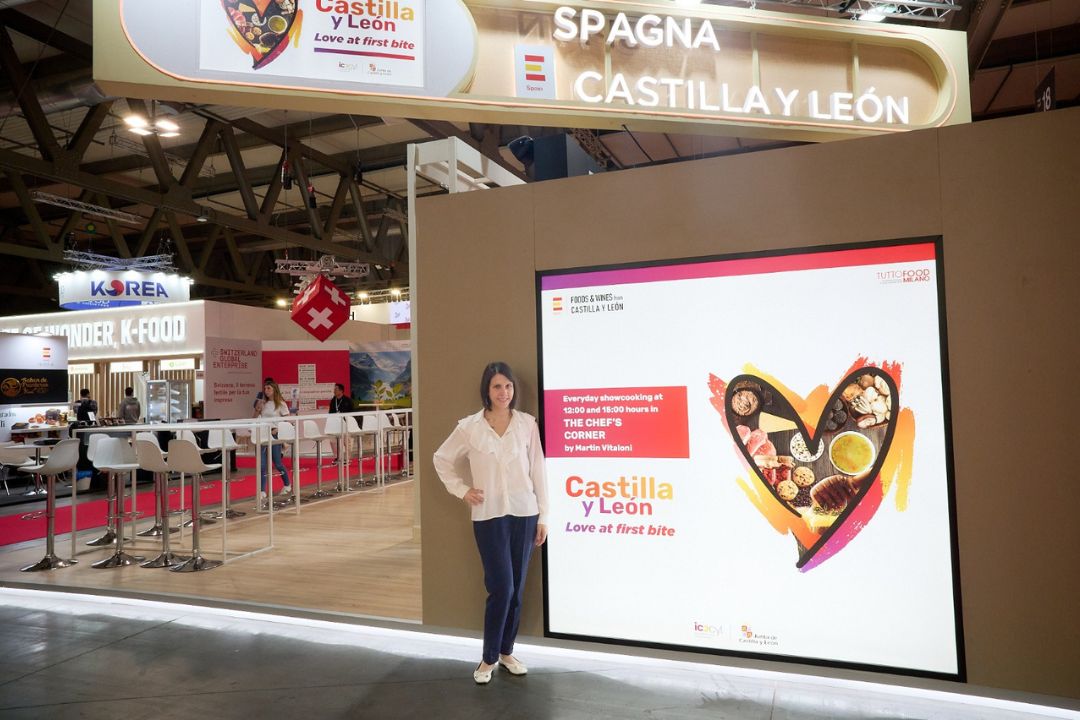 Eleonora Monoscalco, interprete spagnolo a Milano e Verona per la regione spagnola di Castiglia e León per tutte le edizioni delle fiere Tuttofood e Marmomac dal 2023