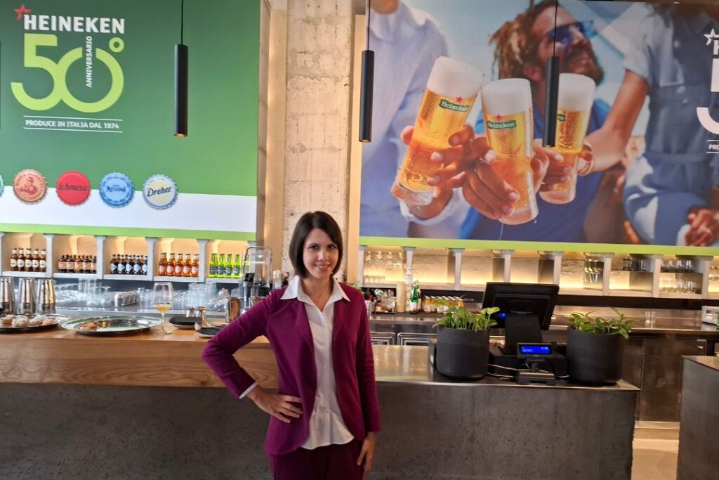 Eleonora Monoscalco, interprete a Milano mentre svolge un servizio di interpretariato simultaneo inglese-italiano in occasione dei 50 anni di produzione Heineken in Italia