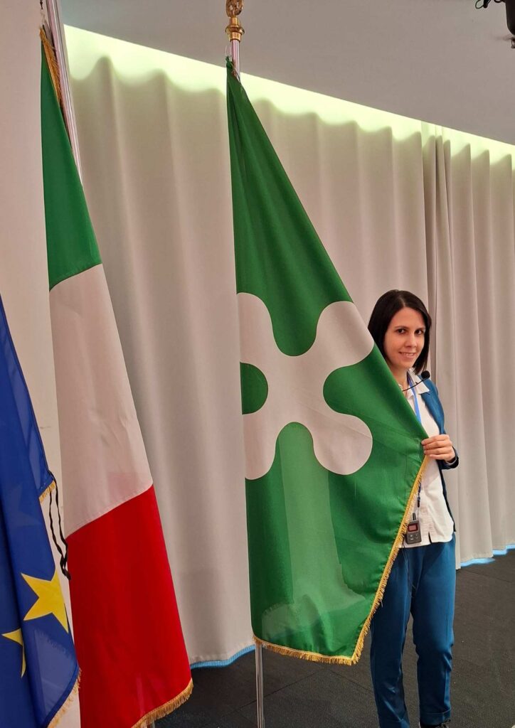 Eleonora Monoscalco, traduttore spagnolo a Milano per eventi politici e istituzionali di alto livello. Nella foto, è intenta a svolgere un incarico presso Palazzo Lombardia in ambito medico-sanitario con la presenza di autorità spagnole di altissimo livello.