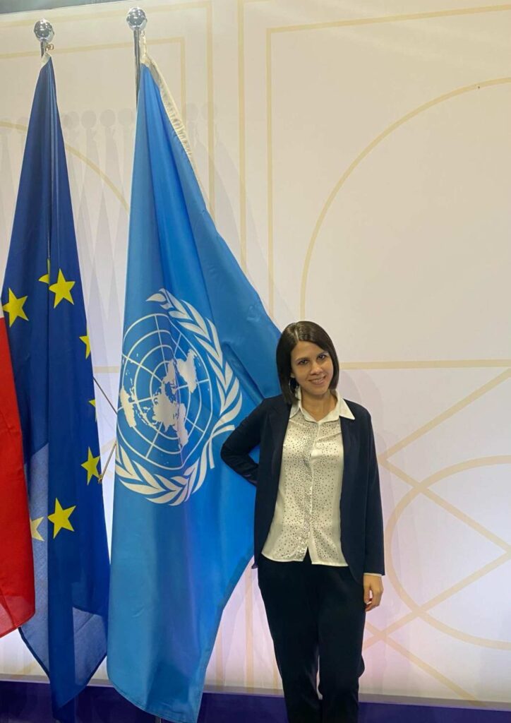 Eleonora Monoscalco, interprete a Milano mentre svolge un incarico di traduzione simultanea inglese-spagnolo presso un evento dell’ONU a Malta