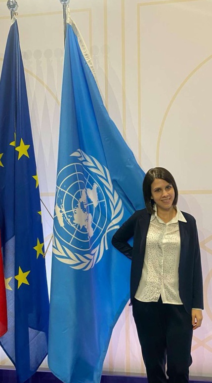 Eleonora Monoscalco, interprete professionista mentre svolge un servizio di interpretariato in simultanea inglese spagnolo per un evento dell’ONU, l’Organizzazione delle Nazioni Unite.