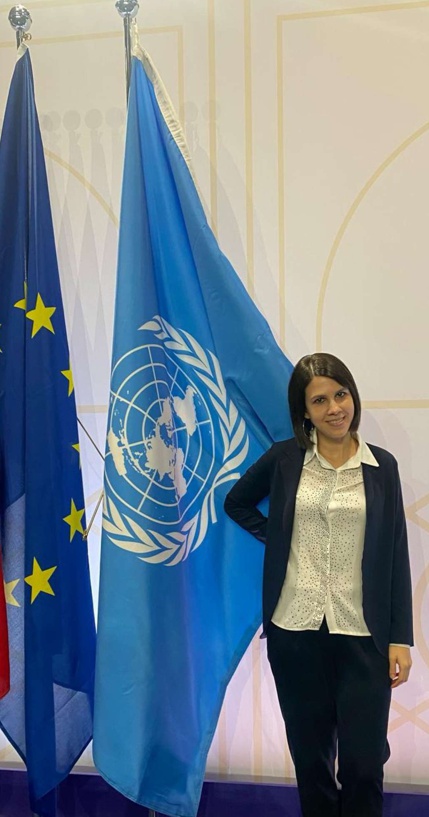 Eleonora Monoscalco, intérprete en Milán mientras realiza un servicio de interpretación simultánea inglés-español para un evento de la ONU, la Organización de las Naciones Unidas.