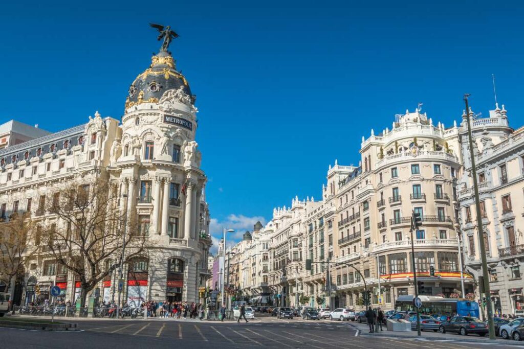 Affidarsi a un traduttore o interprete a Madrid è fondamentale per garantire la comunicazione tra persone di lingue e culture diverse. Nella foto, la capitale spagnola in tutta la sua bellezza.